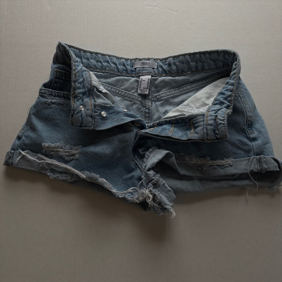 Forever 21 Women’s Short Denim Shorts, Size 24 - Picture 4 of 5